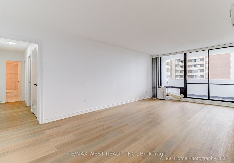3-massey-square-east-york-ontario-e12365614