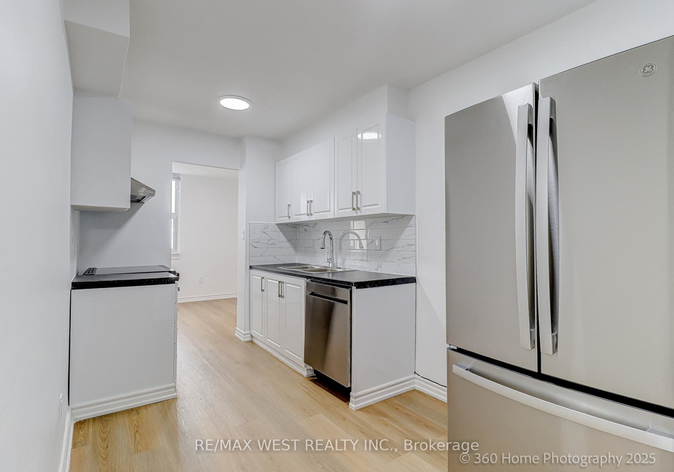 3-massey-square-east-york-ontario-e12365614