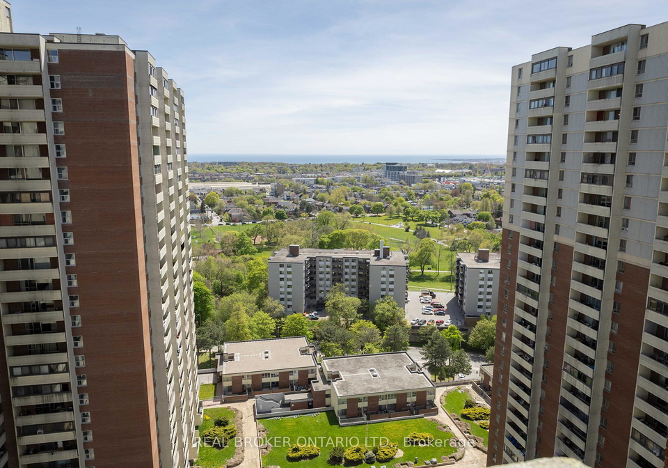3-massey-square-east-york-ontario-e12366402