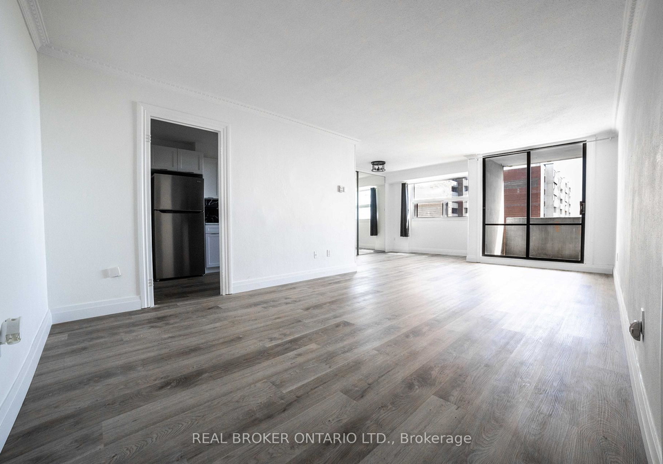 3-massey-square-east-york-ontario-e12366402