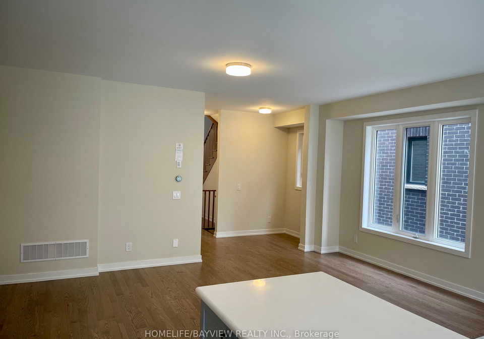 3118-sideline-16-pickering-ontario-e12377023