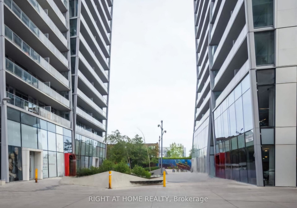 15-baseball-place-toronto-ontario-e12379131