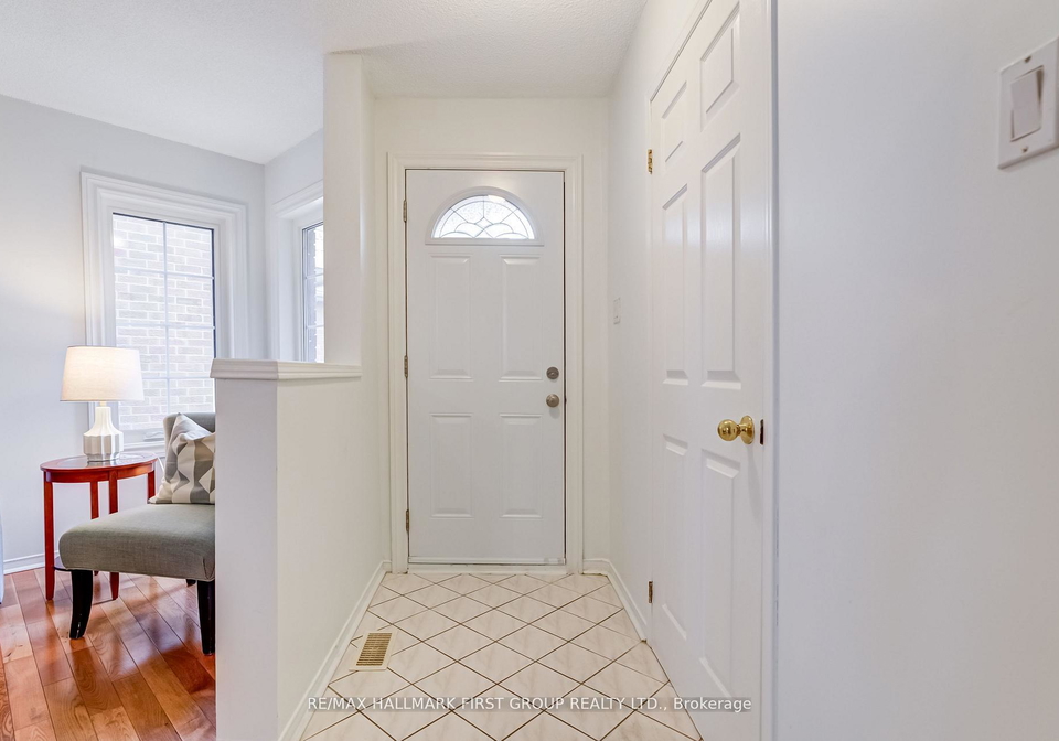 1633-autumn-crescent-pickering-ontario-e12381780