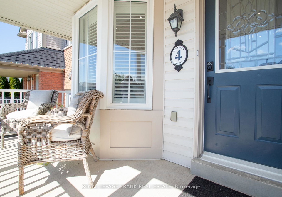 4-settlers-court-whitby-ontario-e12389187
