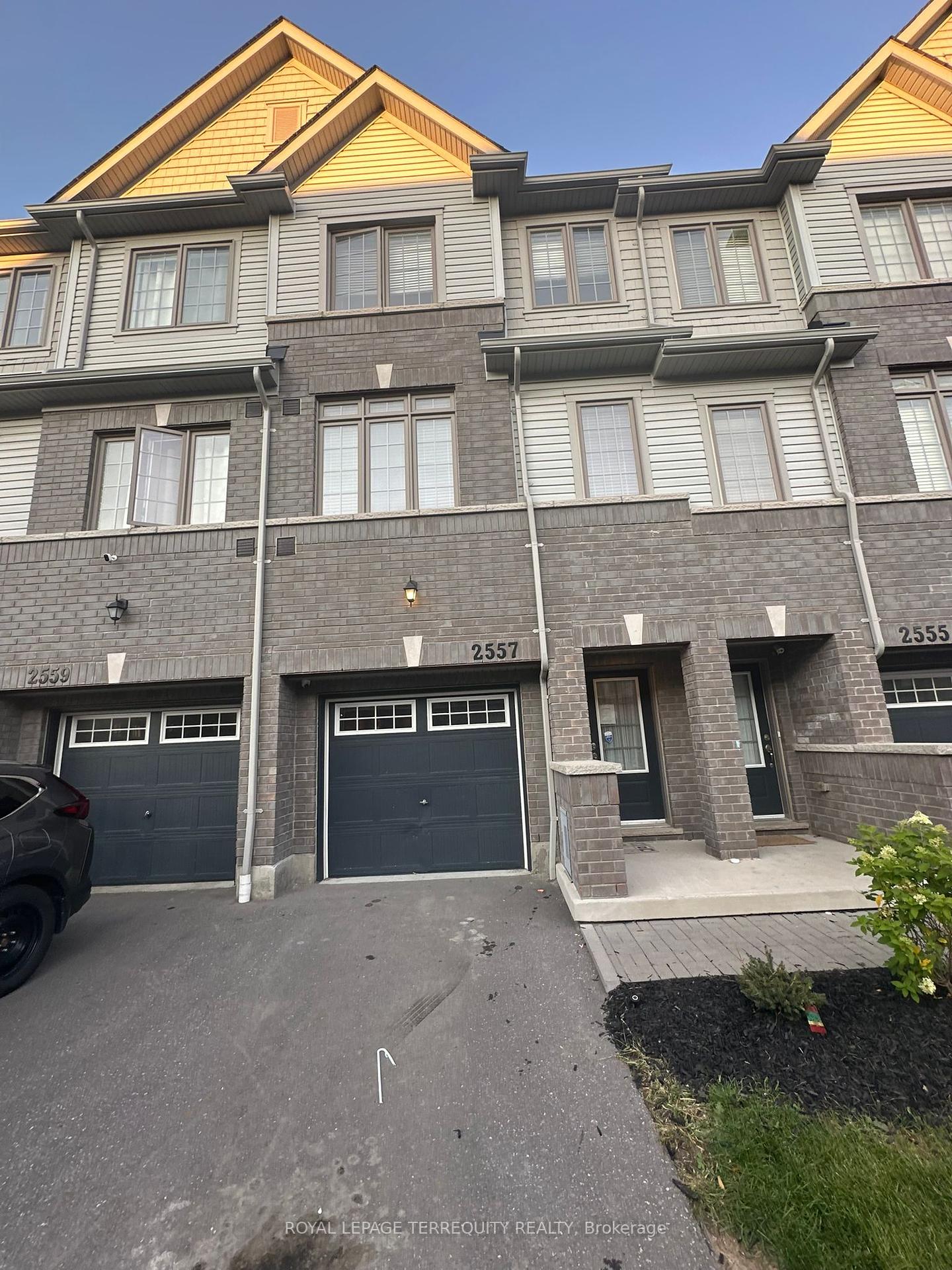 2557-barbarolli-path-oshawa-ontario-e12390829
