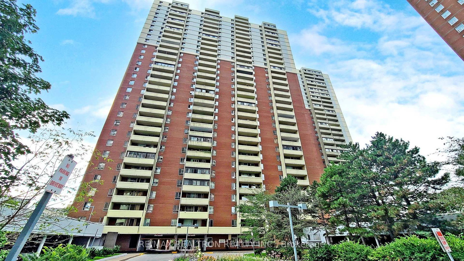 1-massey-square-east-york-ontario-e12405560