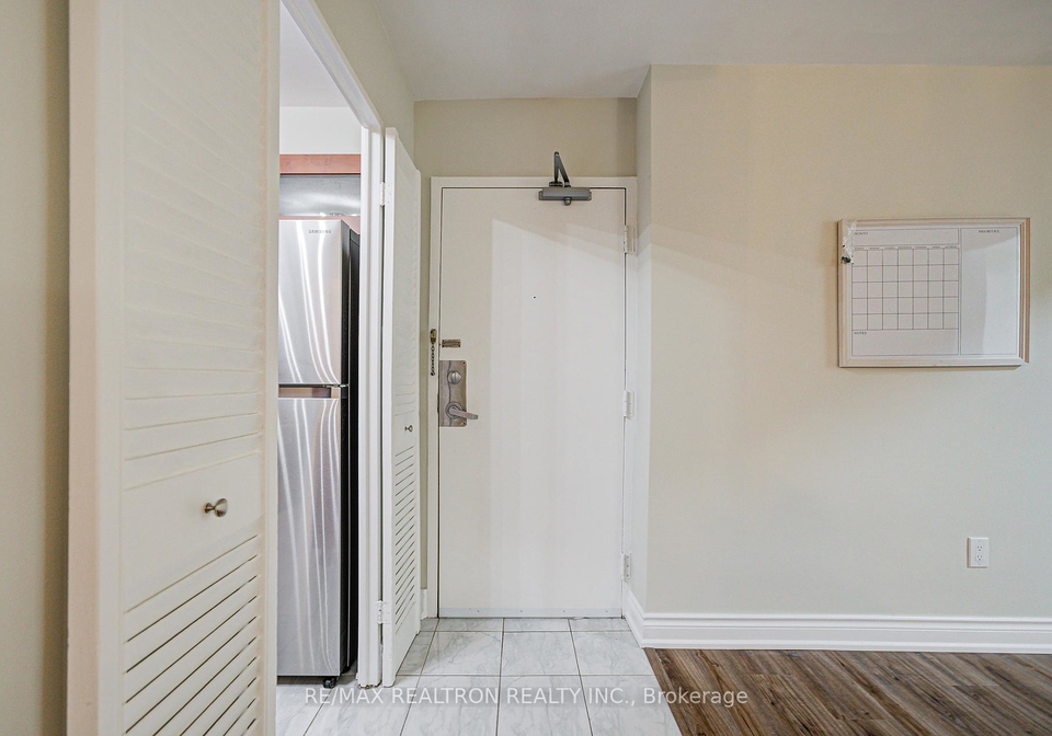1-massey-square-east-york-ontario-e12405560