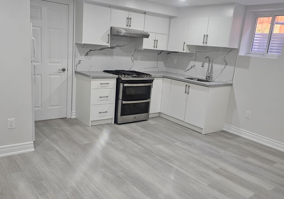 1-makin-court-ajax-ontario-e12409965