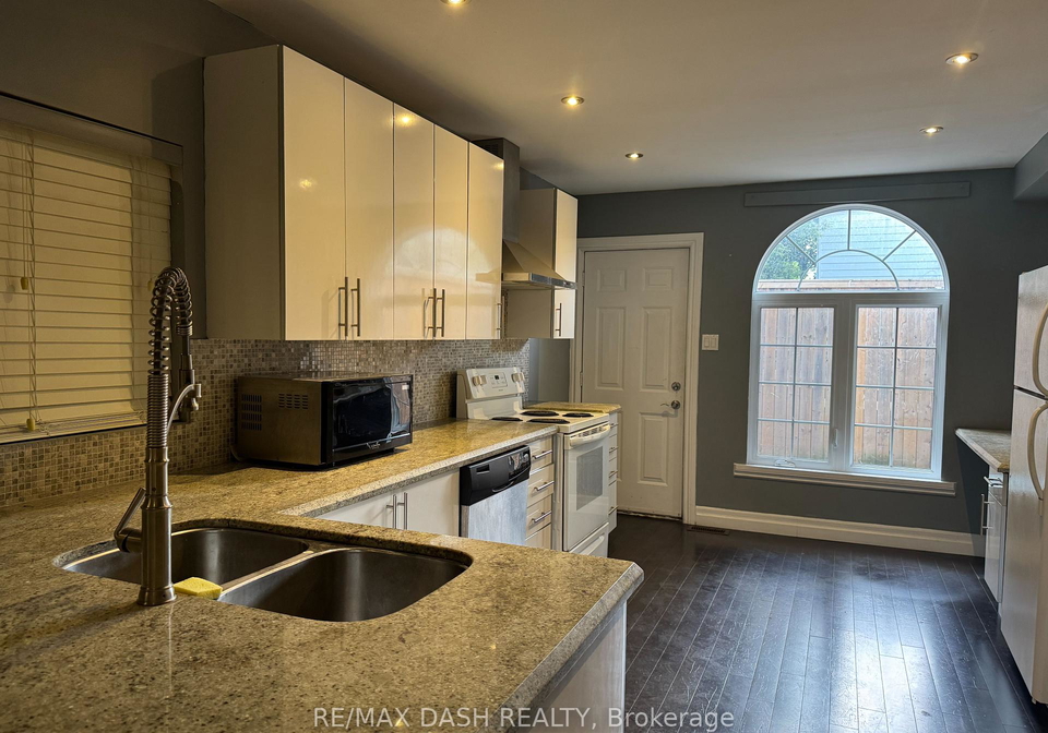 1531-queen-street-e-toronto-ontario-e12438619