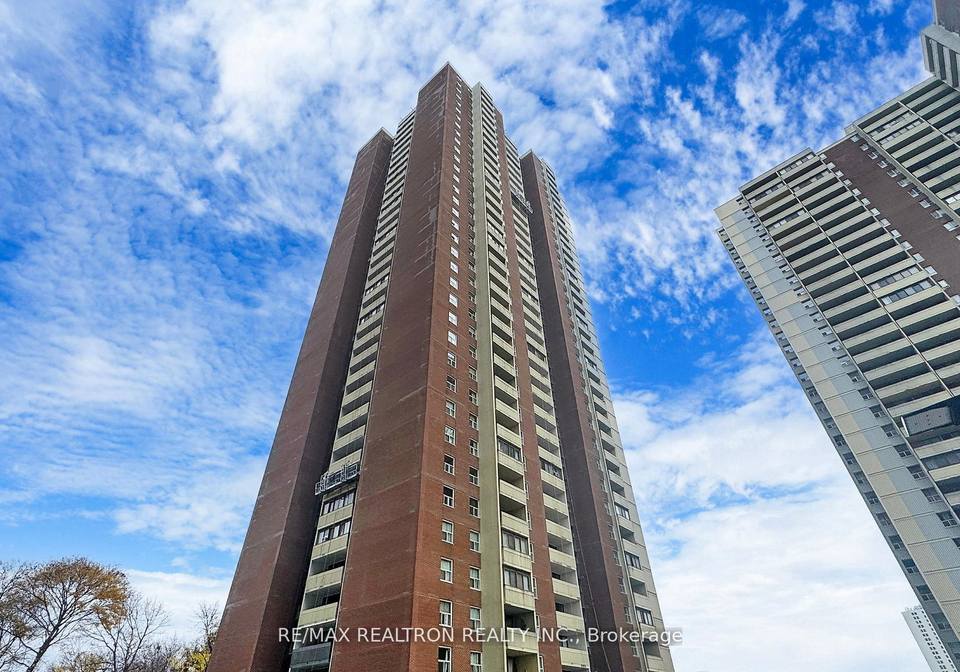 3-massey-square-east-york-ontario-e12447013