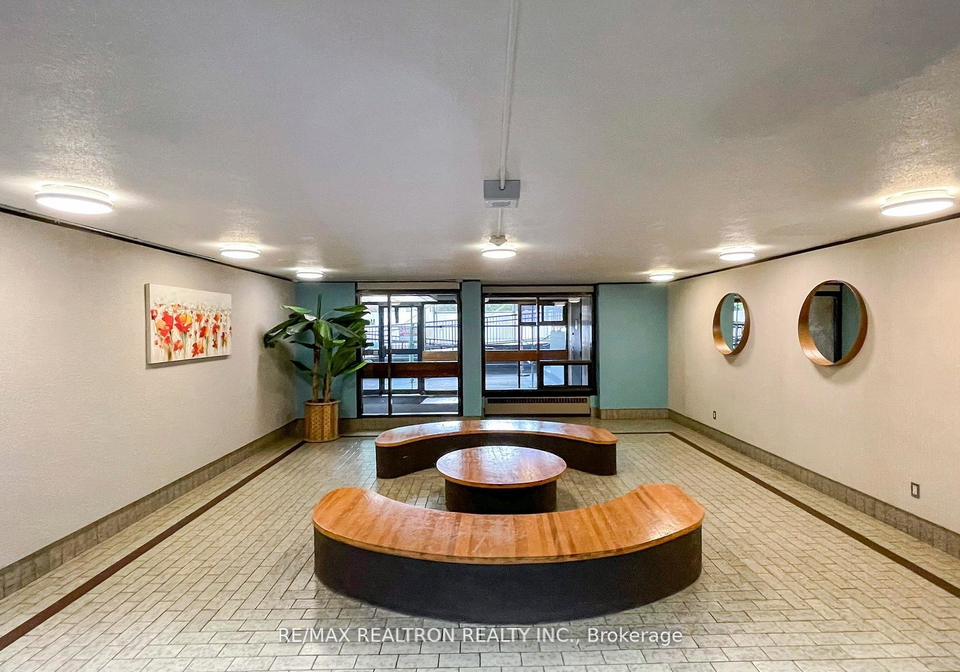 3-massey-square-east-york-ontario-e12447013