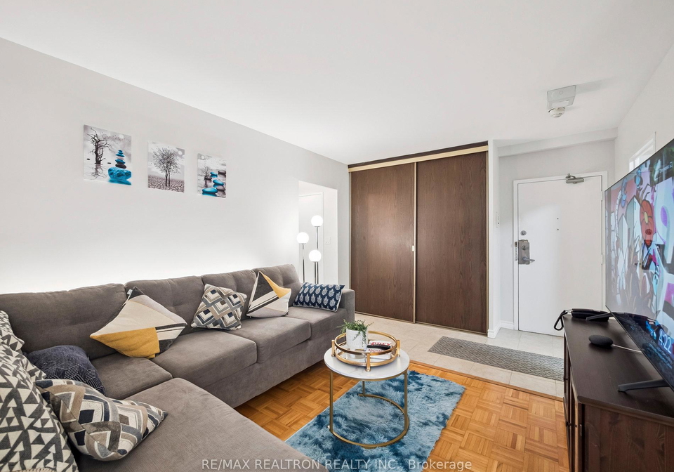 5-massey-square-east-york-ontario-e12466586