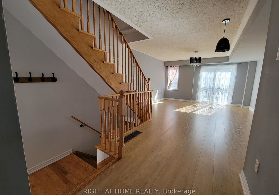 48-filly-path-oshawa-ontario-e12467438