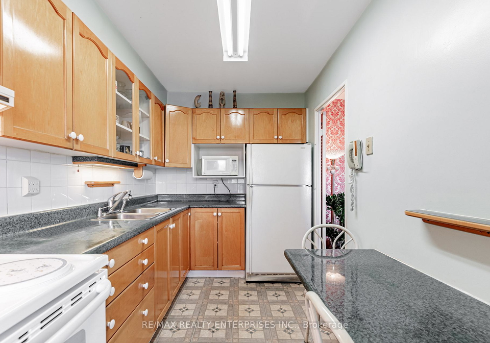 1-massey-square-east-york-ontario-e12467575