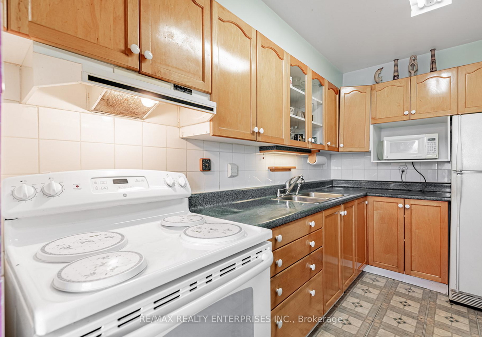 1-massey-square-east-york-ontario-e12467575