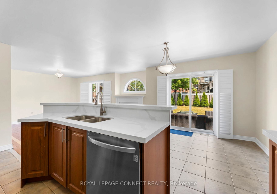 15-root-crescent-ajax-ontario-e12478081