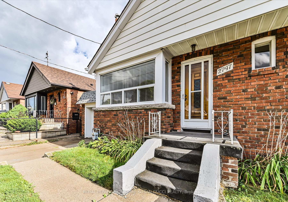 2747-st-clair-avenue-e-east-york-ontario-e12478207