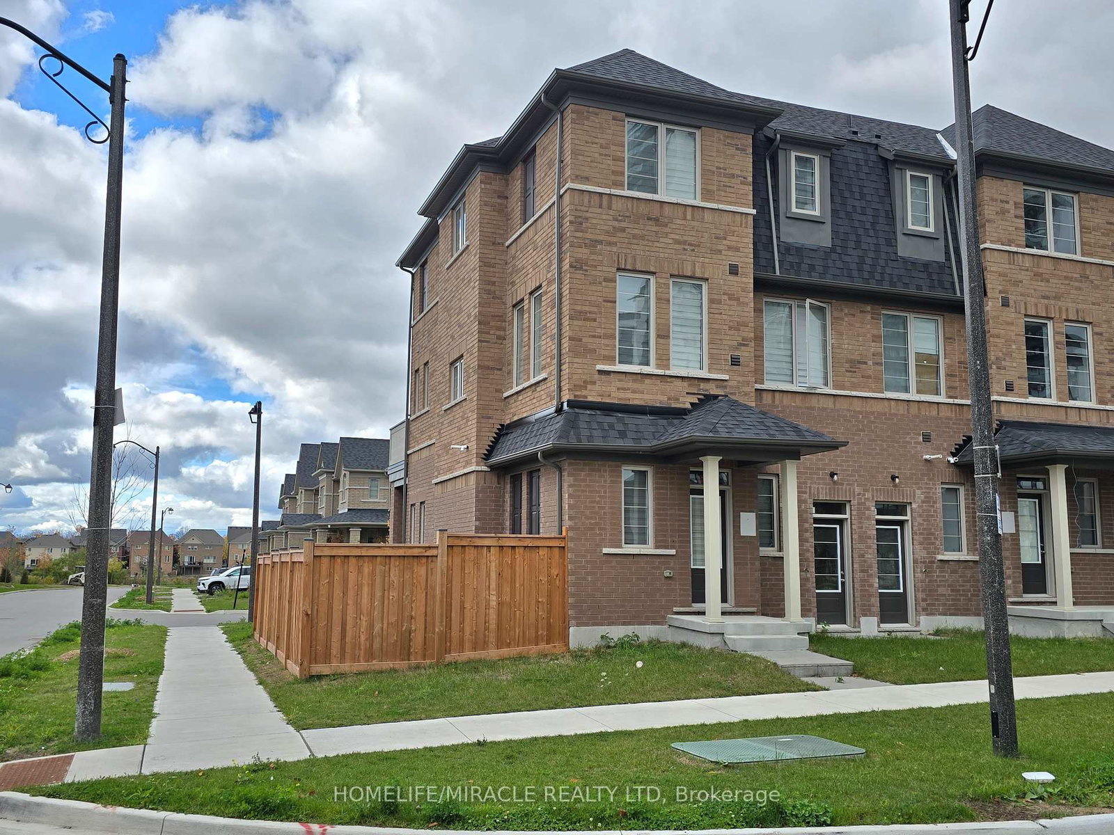 135-air-dancer-crescent-oshawa-ontario-e12479599