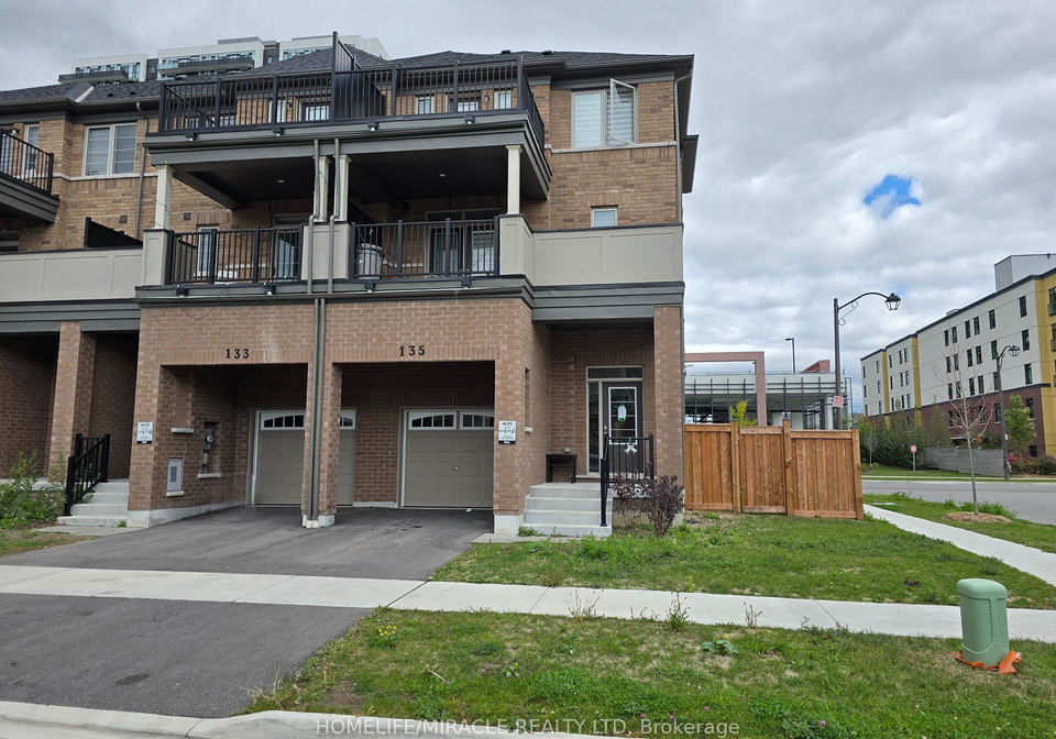 135-air-dancer-crescent-oshawa-ontario-e12479599