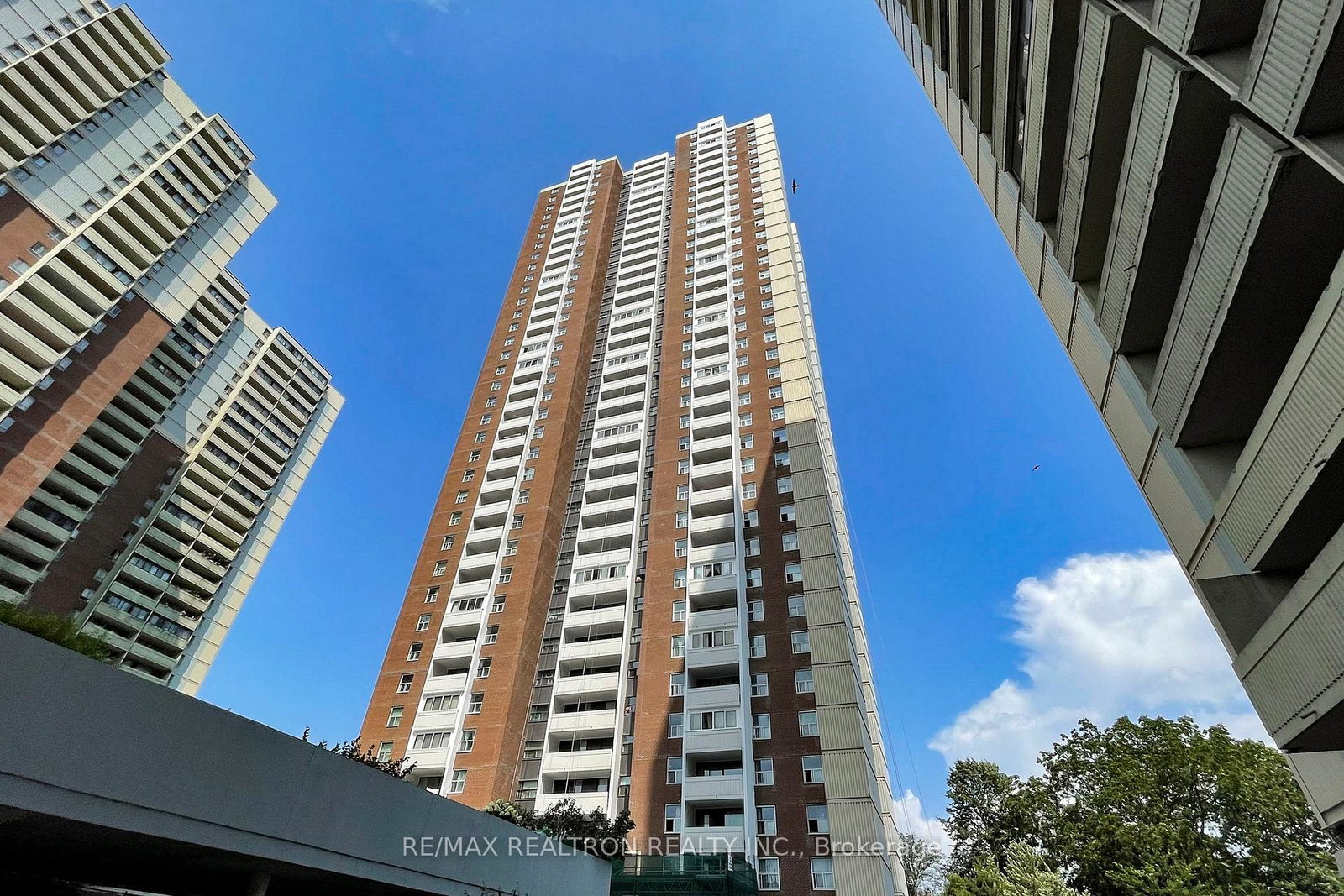 3-massey-square-east-york-ontario-e12481741