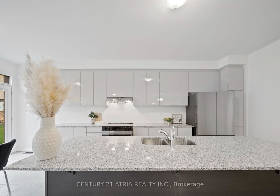 1408-mockingbird-square-pickering-ontario-e12483681