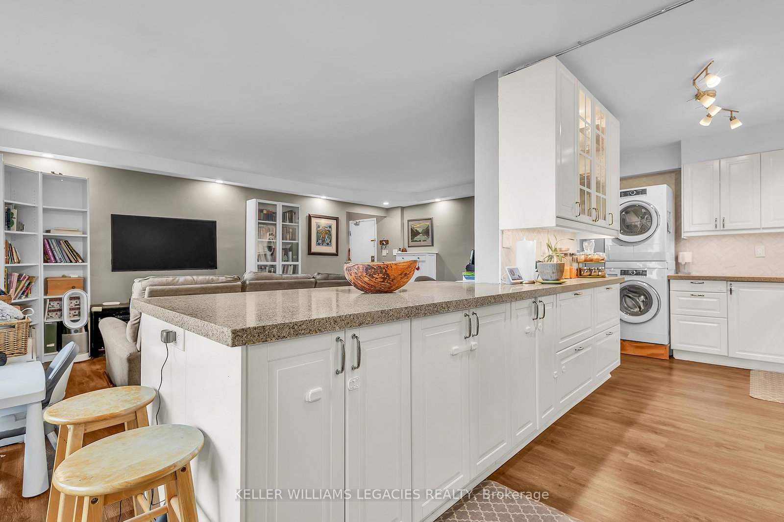 1-massey-square-east-york-ontario-e12485615
