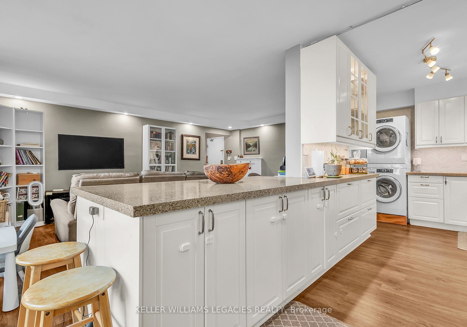 1-massey-square-east-york-ontario-e12485615