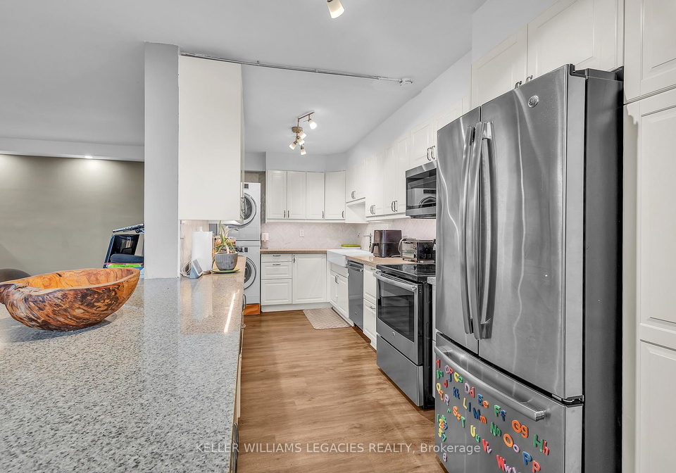 1-massey-square-east-york-ontario-e12485615