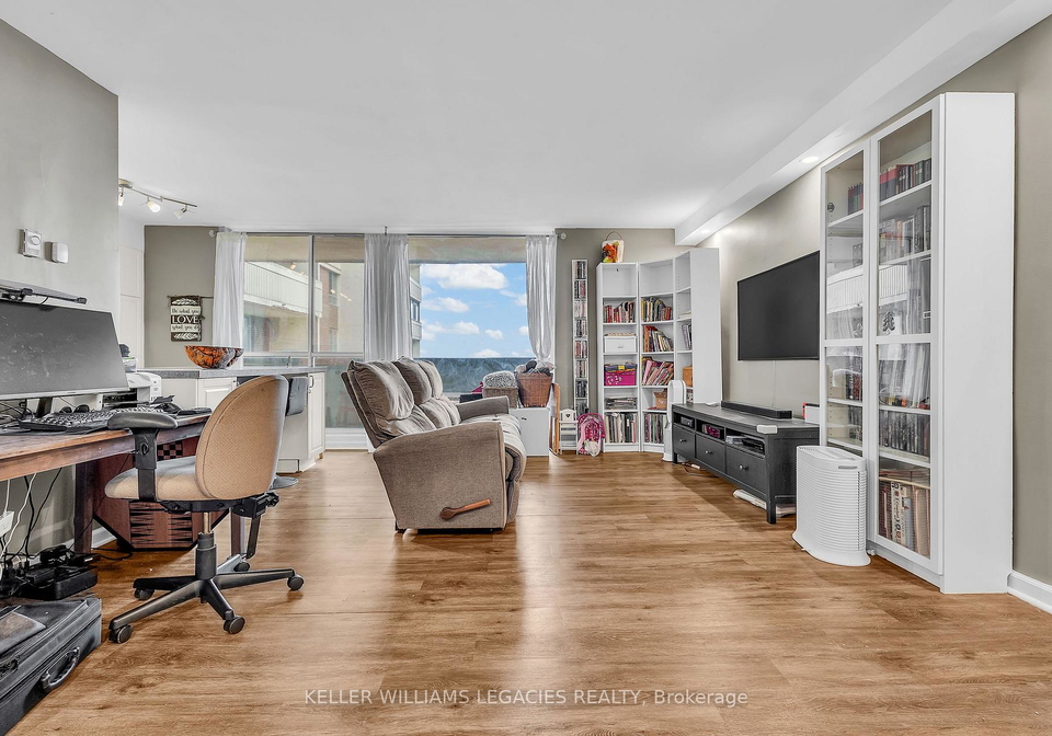 1-massey-square-east-york-ontario-e12485615