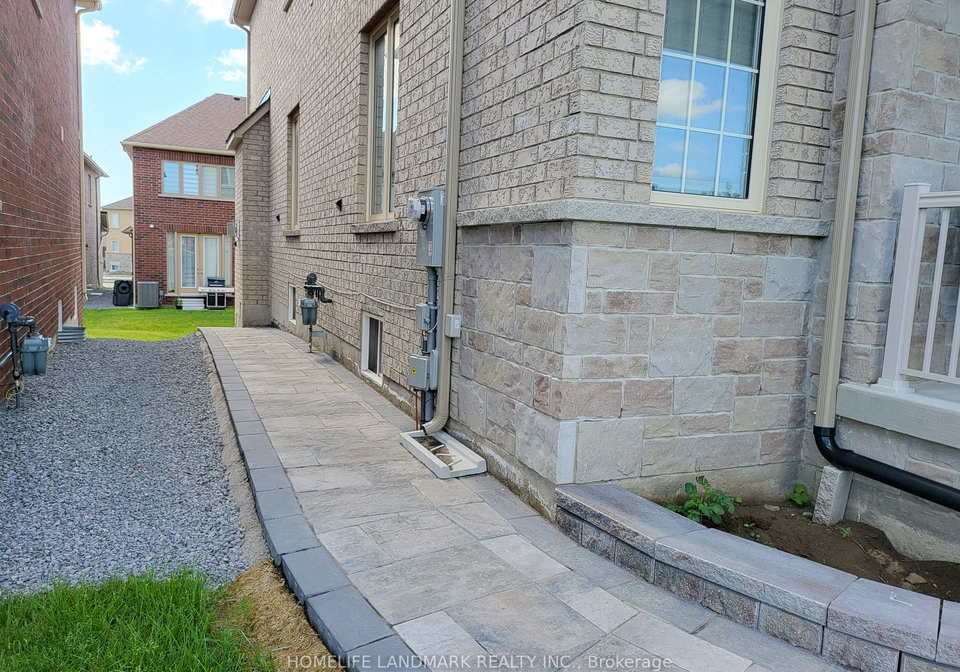 1015-kingpeak-crescent-pickering-ontario-e12485951