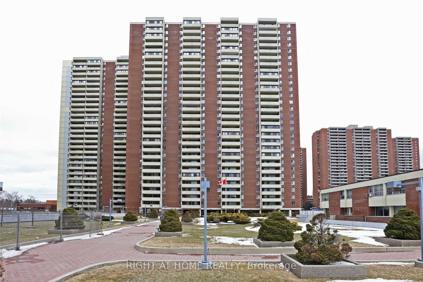 5-massey-square-east-york-ontario-e12526952