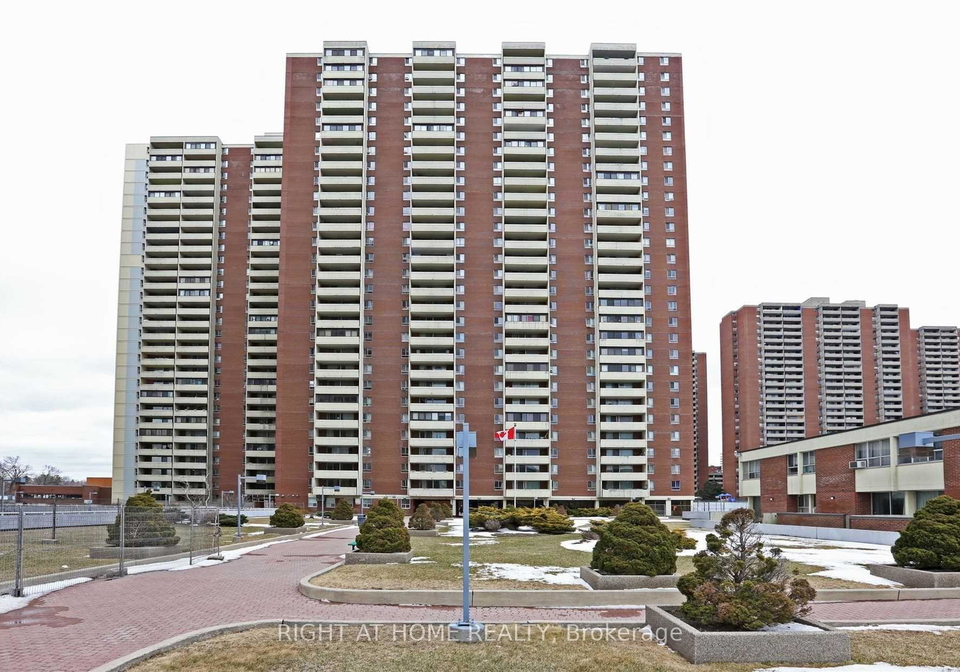 5-massey-square-east-york-ontario-e12526952