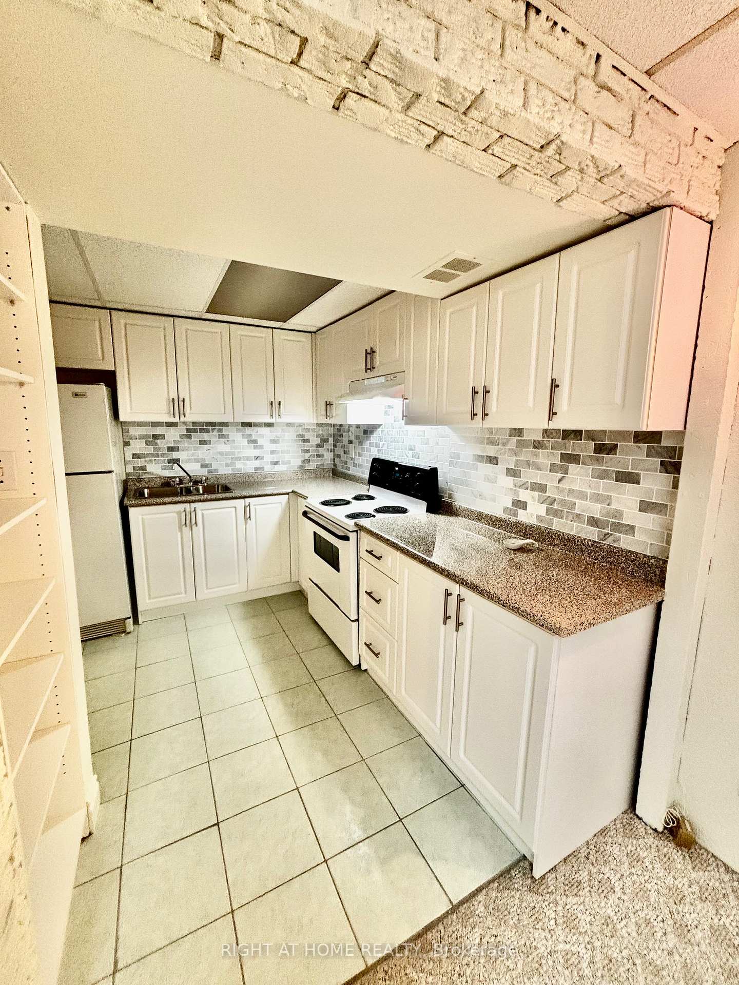 130-cultra-square-scarborough-ontario-e12563464