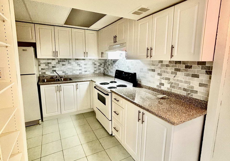 130-cultra-square-scarborough-ontario-e12563464
