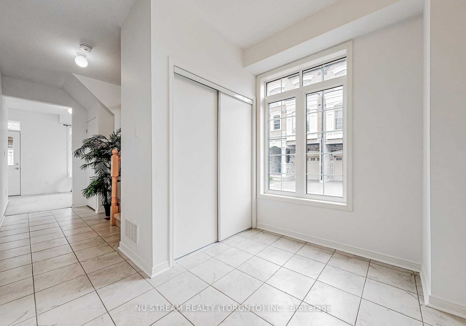 2-sidaway-lane-ajax-ontario-e12587660