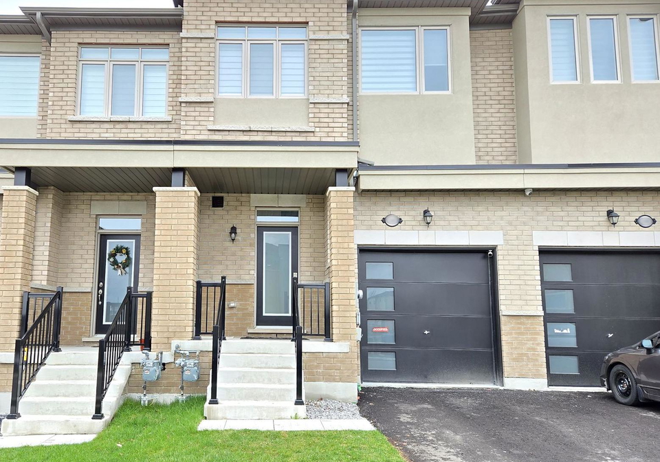 2584-winter-words-drive-oshawa-ontario-e12588686
