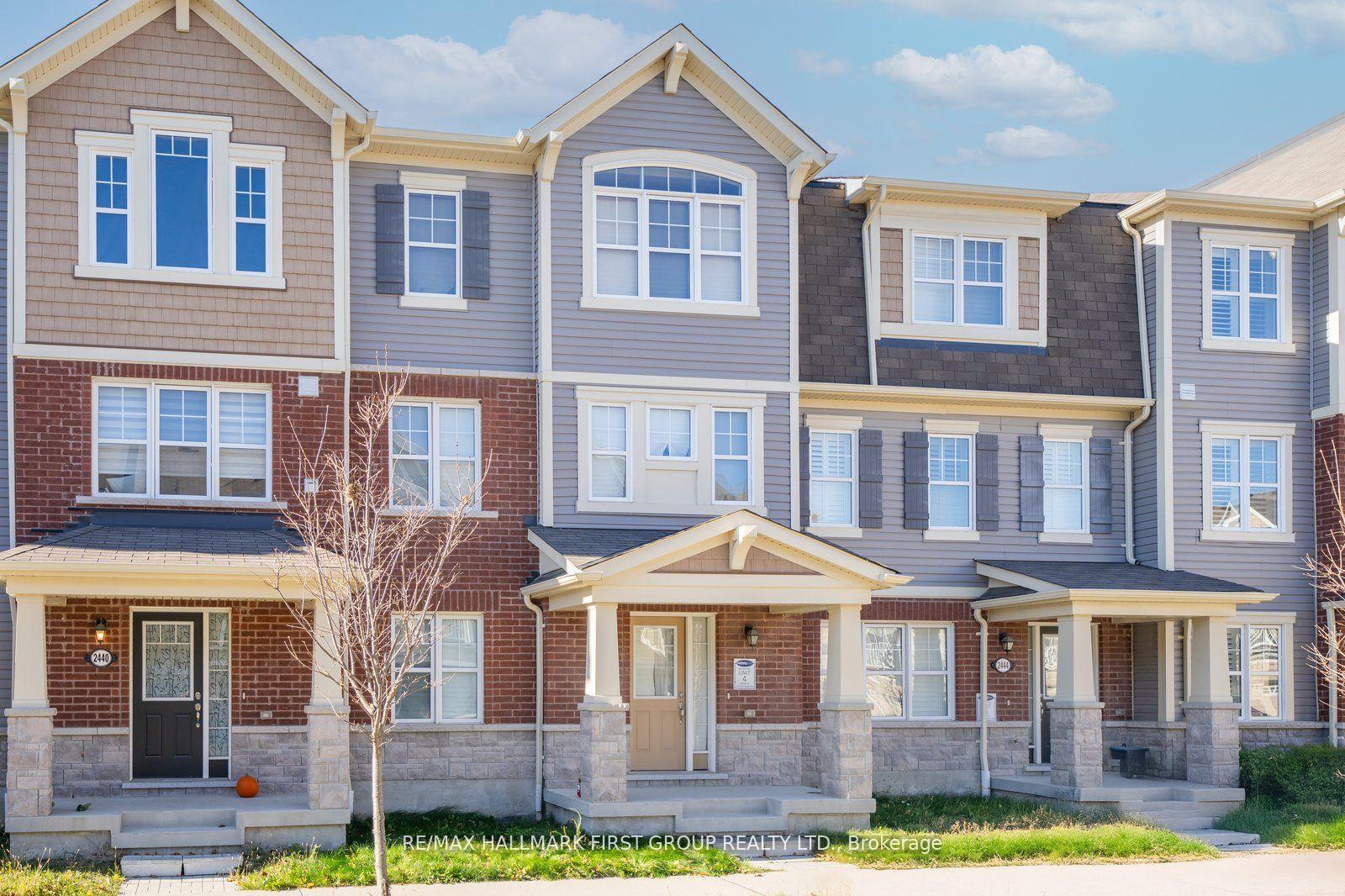 2442-fall-harvest-crescent-pickering-ontario-e12597146