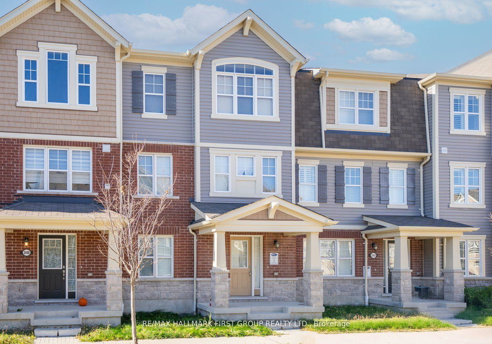 2442-fall-harvest-crescent-pickering-ontario-e12597146