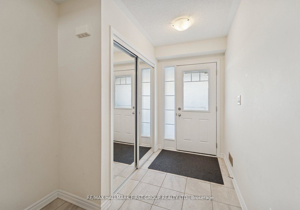 2442-fall-harvest-crescent-pickering-ontario-e12597146
