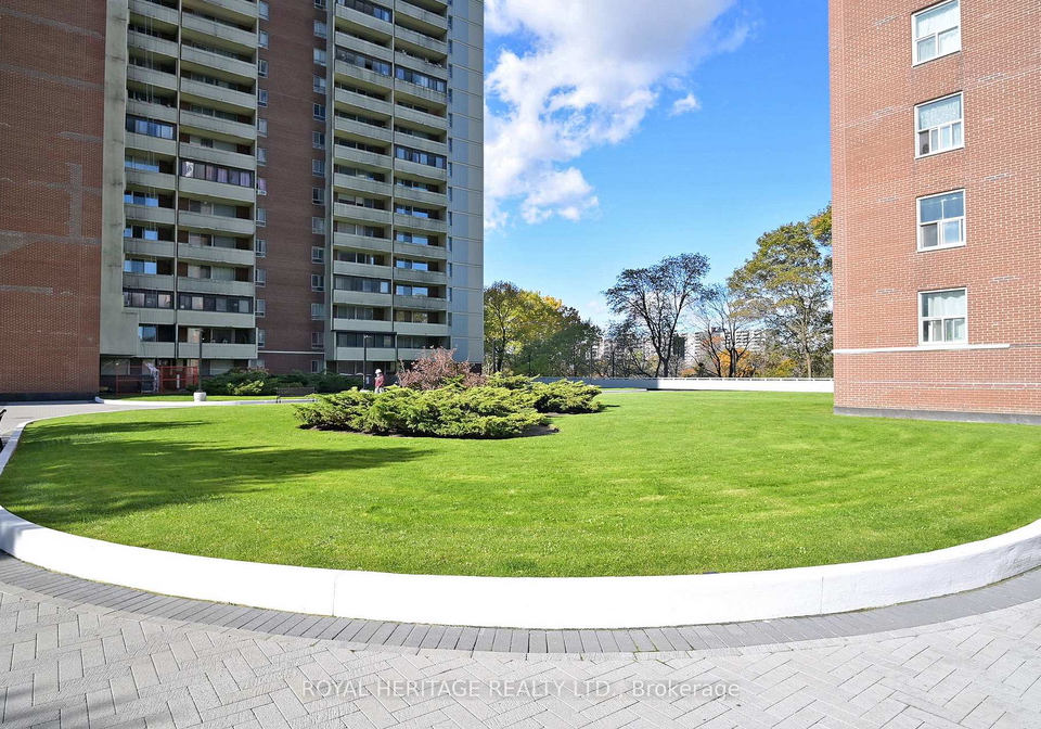 3-massey-square-east-york-ontario-e12666078
