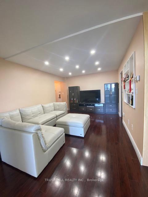 1-massey-square-east-york-ontario-e12704798