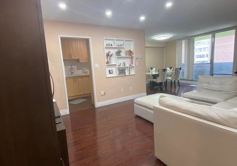 1-massey-square-east-york-ontario-e12704798