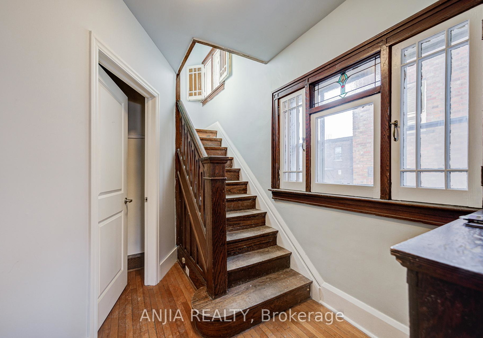 7-linnsmore-crescent-east-york-ontario-e12729844