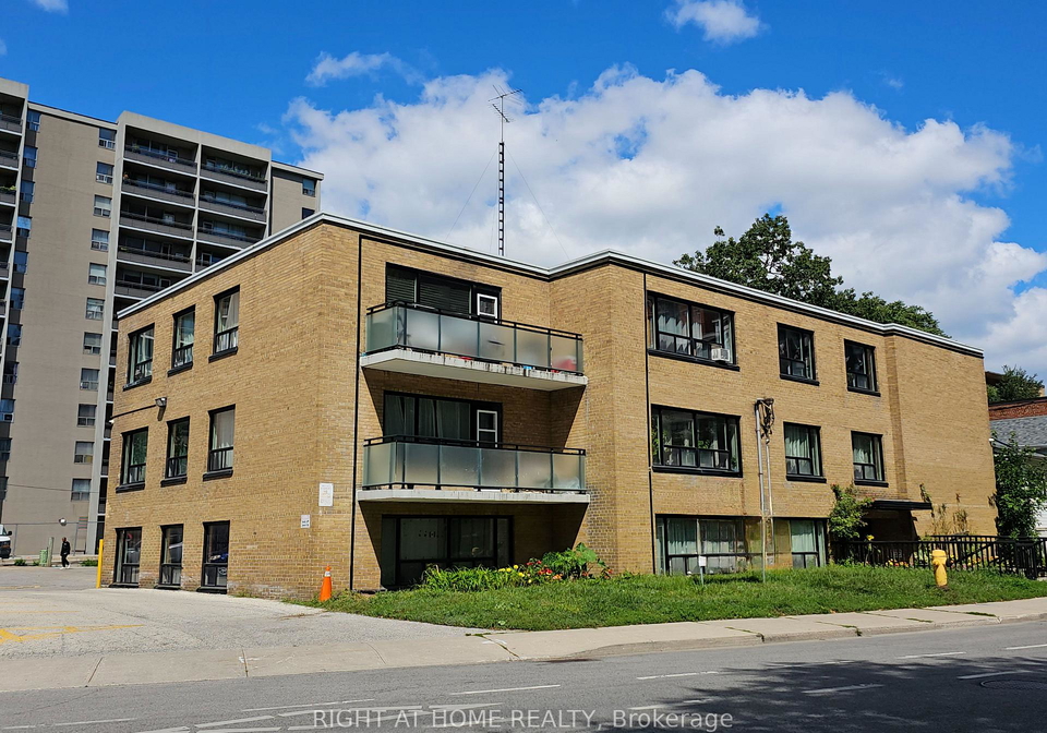 20-cosburn-avenue-east-york-ontario-e12737782