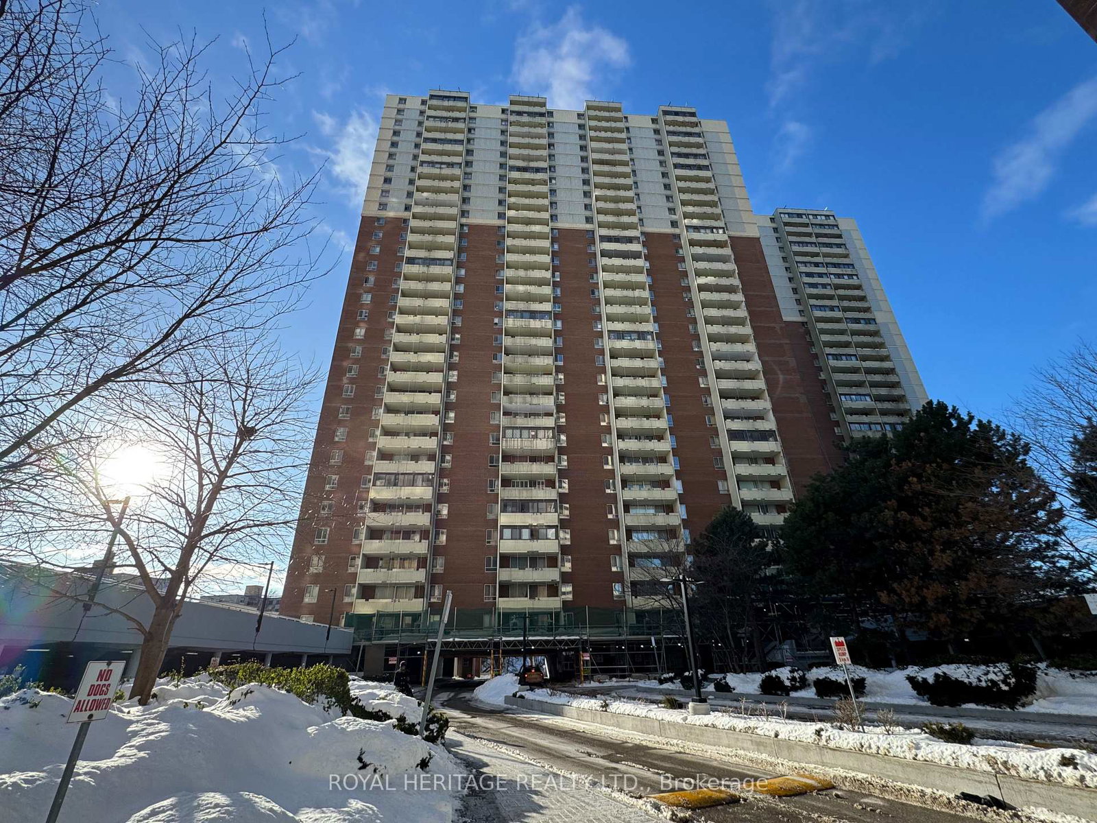 1-massey-square-east-york-ontario-e12745716