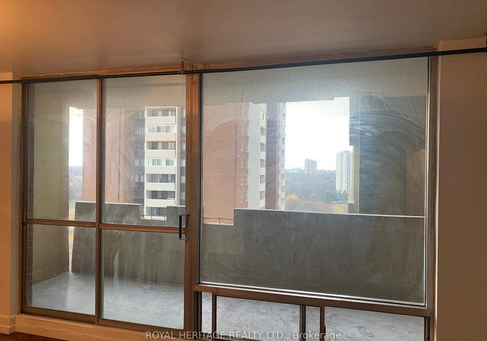 1-massey-square-east-york-ontario-e12745716