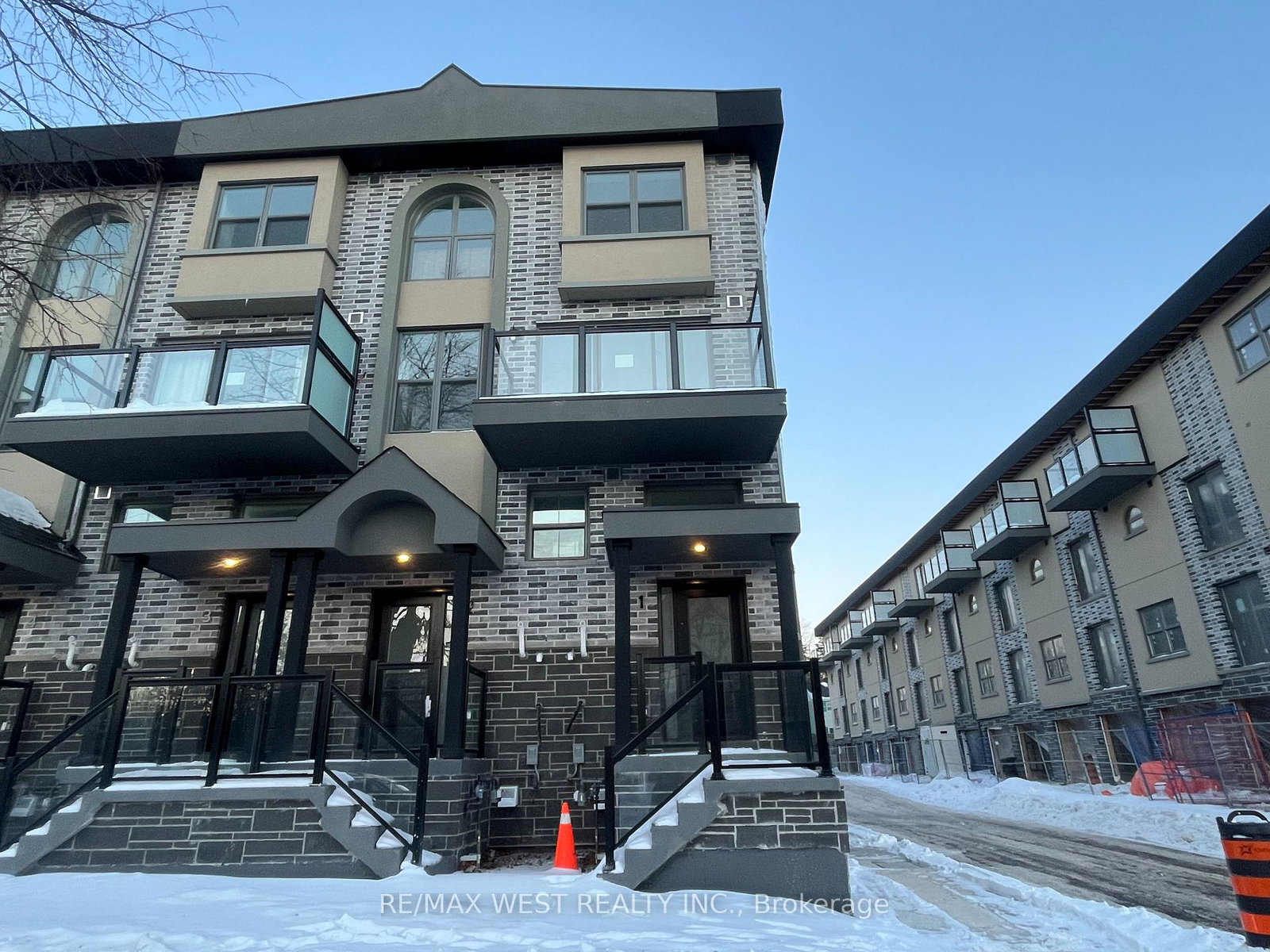 200-railway-engine-house-way-whitby-ontario-e12750682