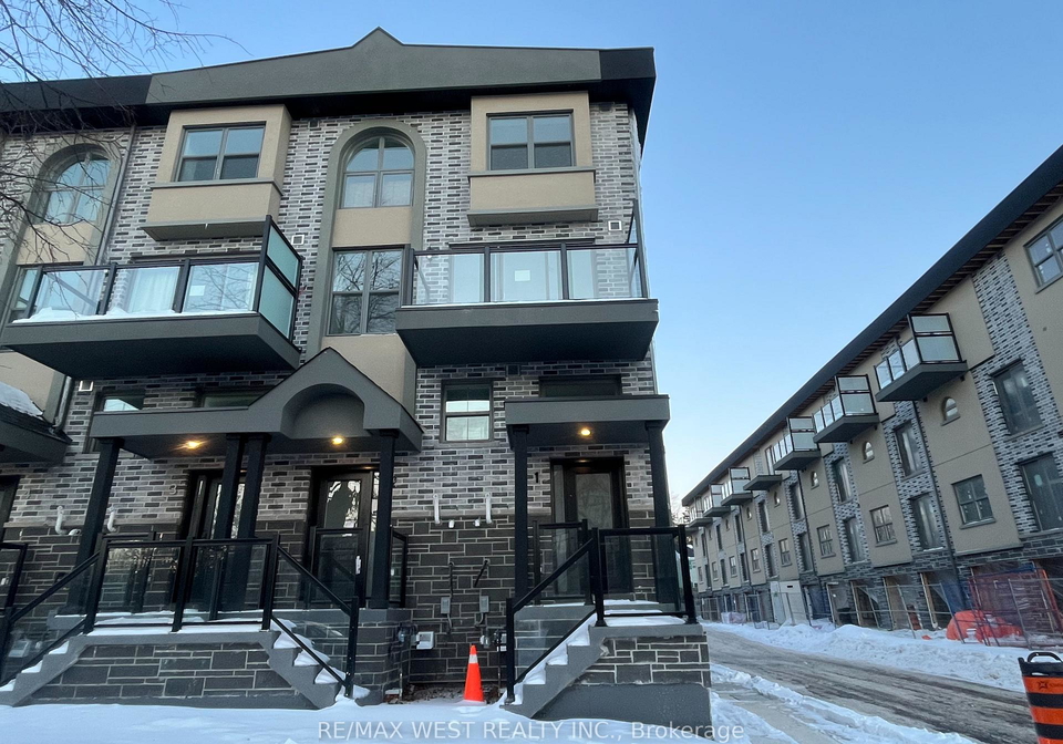 200-railway-engine-house-way-whitby-ontario-e12750682