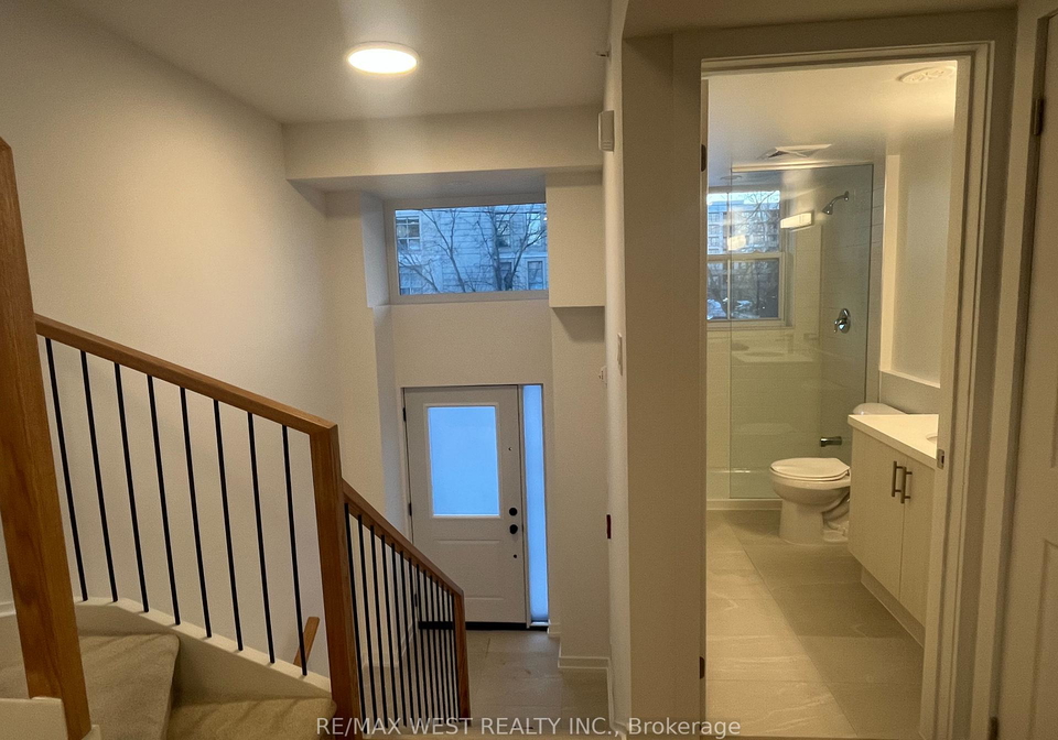200-railway-engine-house-way-whitby-ontario-e12750682