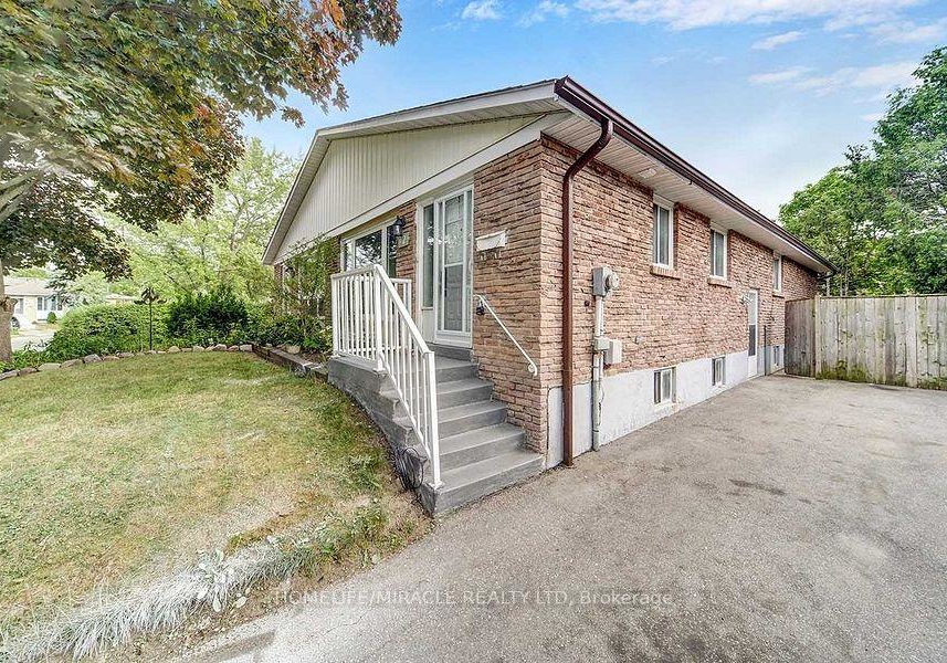 72-lowry-square-scarborough-ontario-e12750830